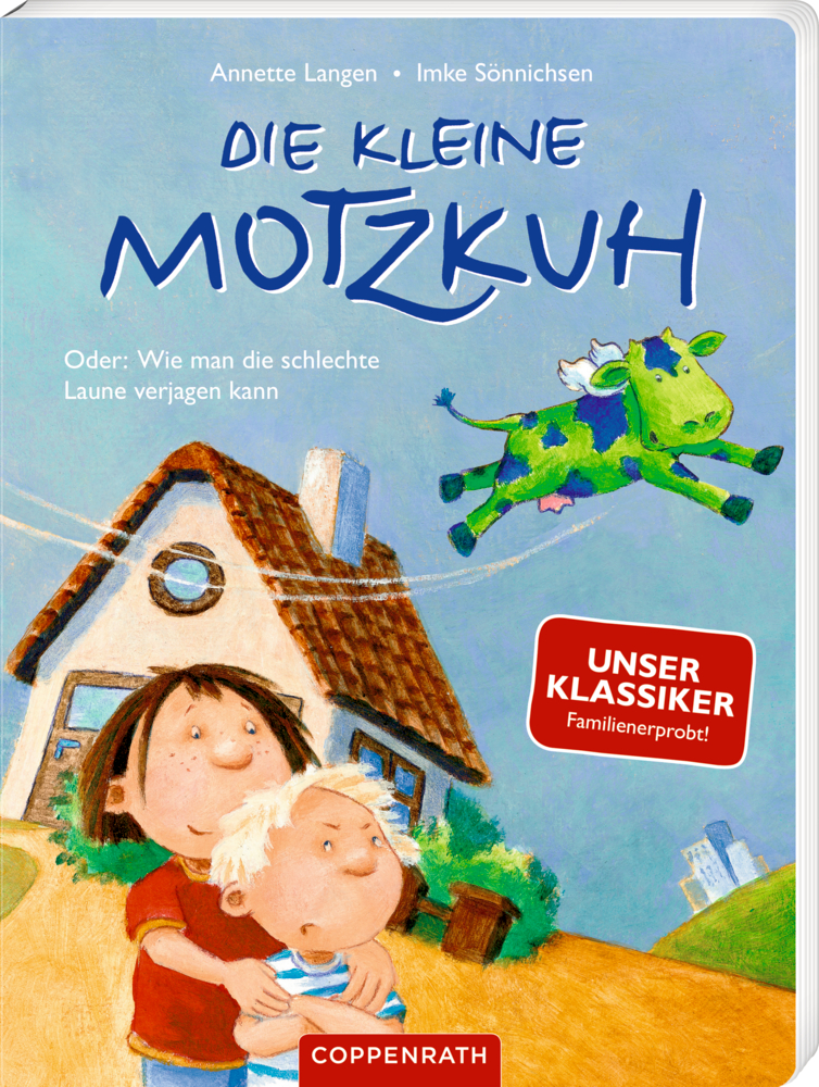 Buchcover mit zwei Kindern, die vor einem Haus stehen. über ihnen fliegt eine grüne Kuh. Auf einem roten Schild steht „Unser Klassiker“.