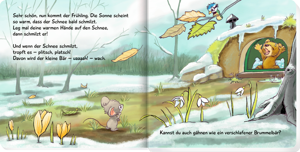 Doppelseite mit Text auf der ein kleiner Bär gähnt in der Höhle gähnt, während draußen eine Maus zwischen Blättern und Schnee steht.