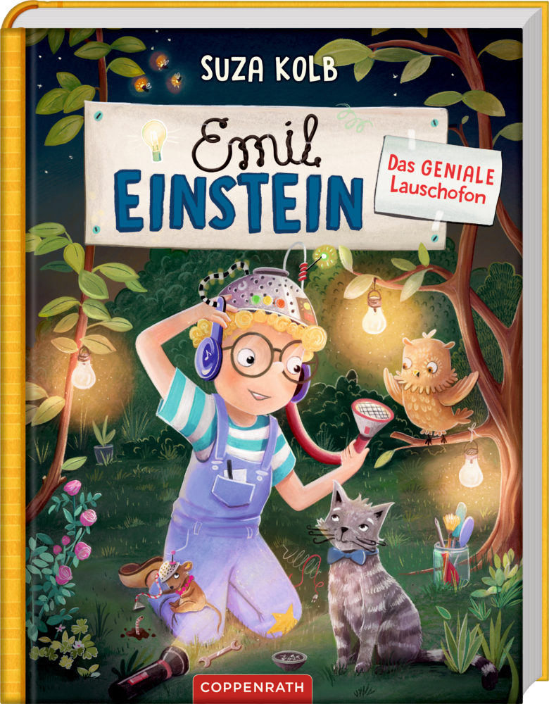 Ein Junge mit Locken und Brille trägt Kopfhörer und hält eine Lauschofon und neben ihm stehen eine Katze und eine Eule, auf dem Cover von "Emil Einsten - Das geniale Lauschofon".