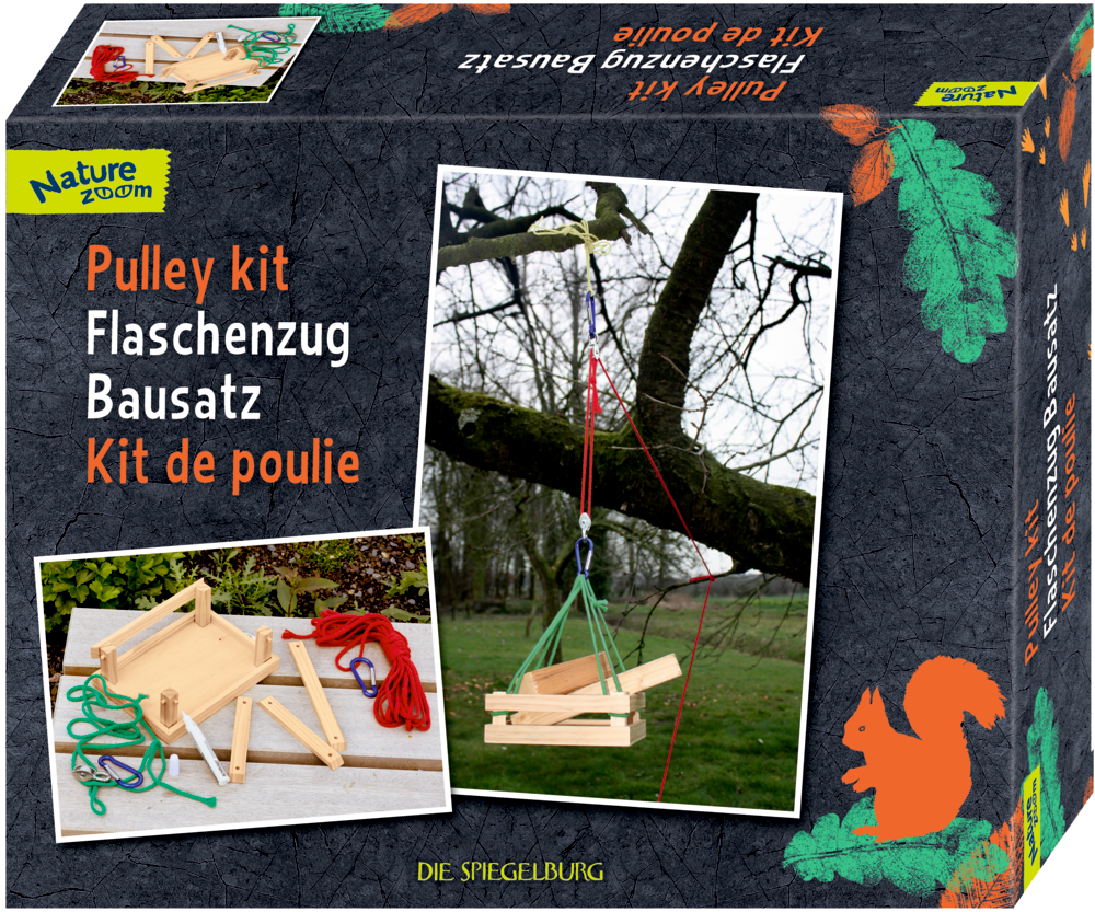 Karton für einen Flaschenzug-Bausatz mit mehrsprachigem Text, Bildern eines Holzflaschenzugs und einem Eichhörnchen.