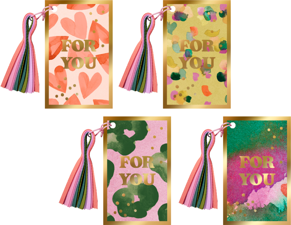 Vier rechteckige Geschenkanhänger mit Aufschrift „FOR YOU“, bunten Mustern und Quasten in Rosa, Lila, Grün und Blau.