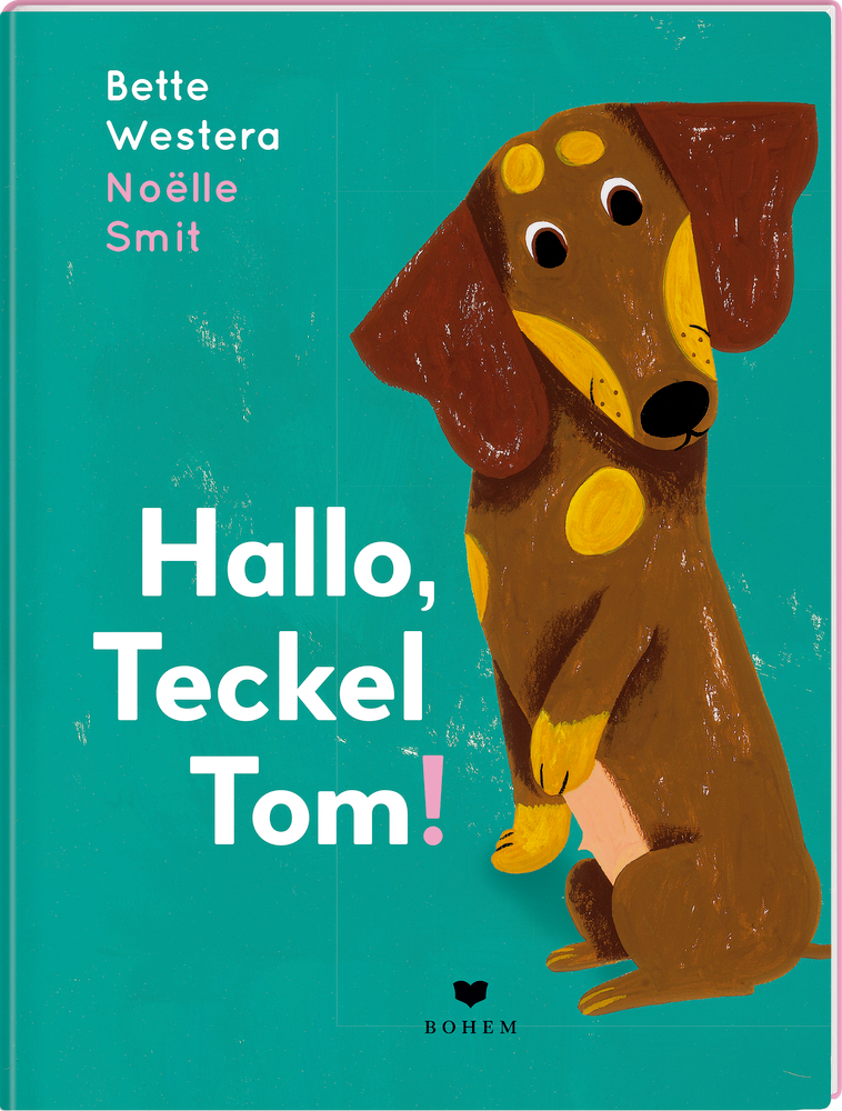 Buchcover: Illustration eines braunen Dackels mit dem Titel „Hallo, Teckel Tom!“ auf blaugrünem Hintergrund.