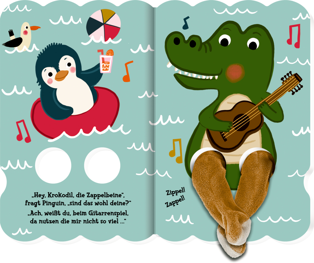 Ein Pinguin in einem Schwimmreifen und ein Krokodil mit einer Gitarre und Stoffbeinen sitzen auf blauem Hintergrund mit Noten und Spielzeug.