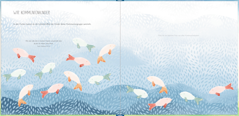 Innenansicht: Pastellfarbene Fische schwimmen in verschiedene Richtungen auf einem welligen blauen Hintergrund, mit Platz für ein Foto und Unterschriften der Kommunionskinder.