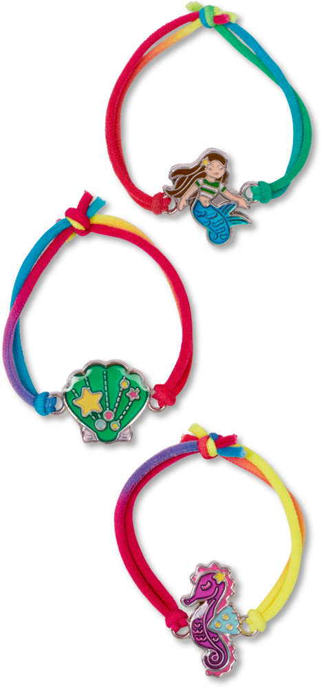 Drei bunte elastische Armbänder mit Anhängern: Meerjungfrau, Muschel und Seepferdchen.