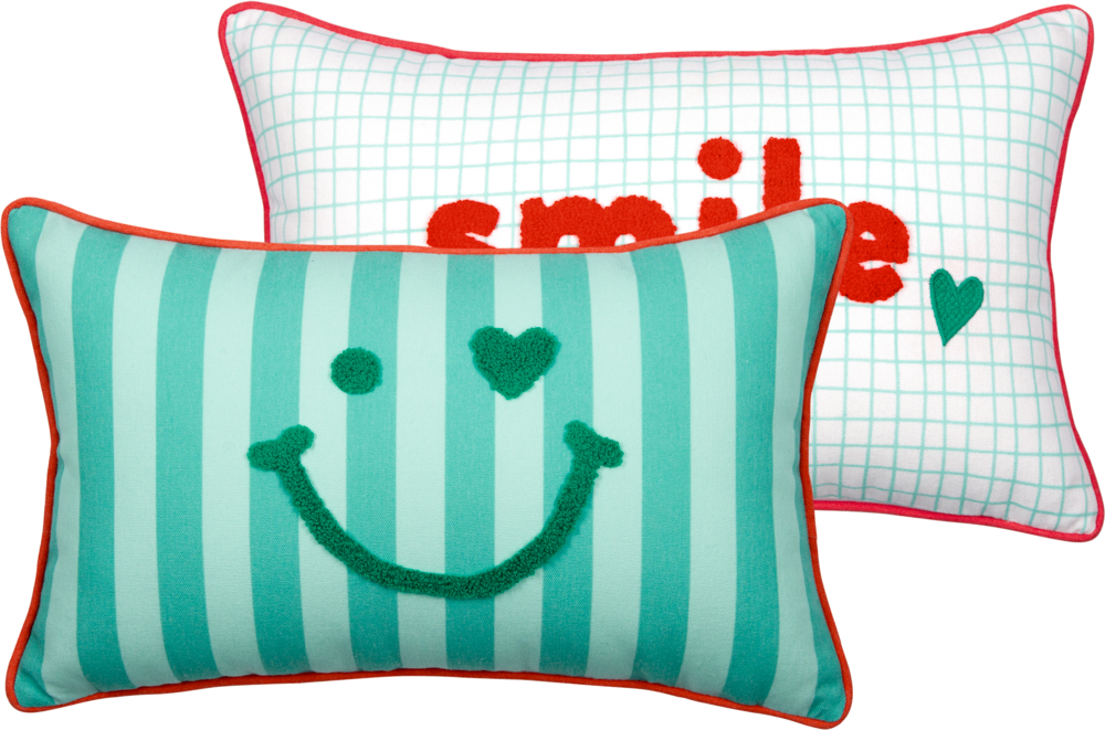 Rechteckiges Kissen mit rotem Rand, eine Seite mit türkisen Streifen und Happy Face aus grüner punch needle Stickerei, die andere mit Karomuster und dem Wort „smile“ mit roter punch needle Stickerei.