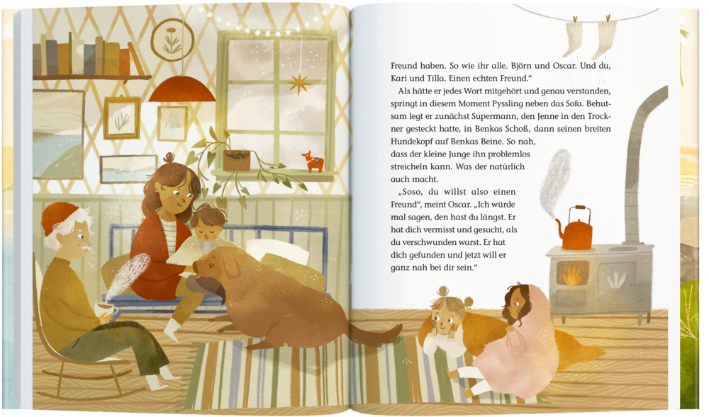 Zwei Erwachsene, zwei Kinder, ein Hund und eine Katze sitzen zusammen in einem warm dekorierten Raum.