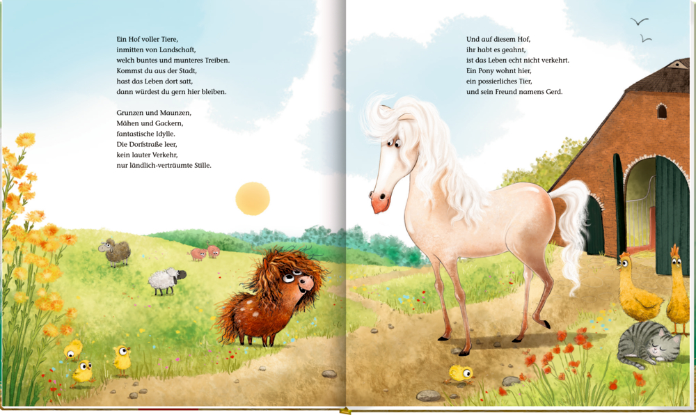 Ein weißes Pferd, ein zotteliges braunes Pony, Hühner, Katzen und eine Scheune im Hintergrund.