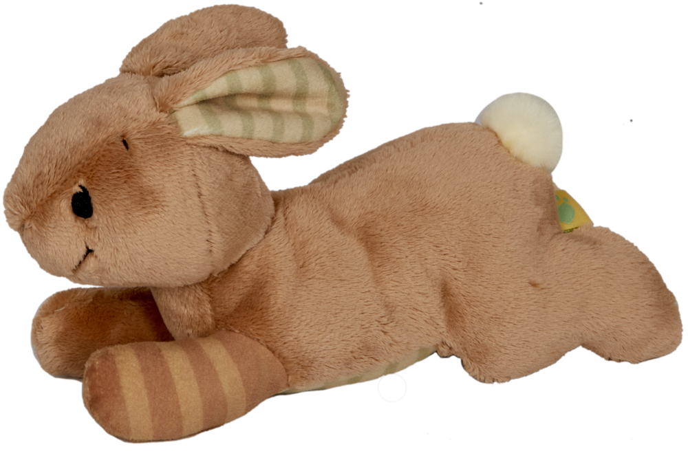Brauner Plüschhase mit gestreiften Ohren und Beinen, liegend, mit einem weißen, flauschigen Schwanz.