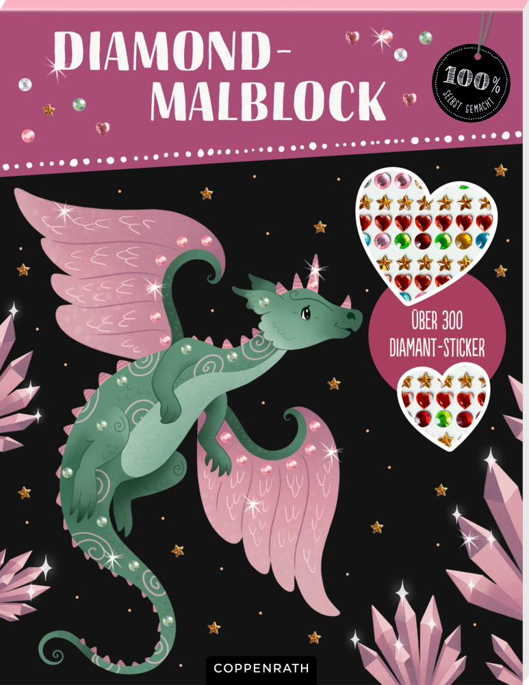 Schachtel mit grünem Drachen mit rosa Flügeln zwischen Kristallen und Edelsteinen auf schwarzem Hintergrund.