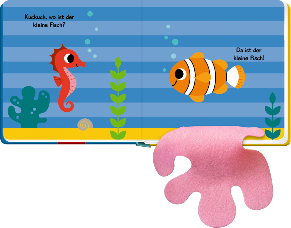 Aufgeschlagenes Kinderbuch mit rotem Seepferdchen, orangefarbenem Fisch, Pflanzen, Blasen und rosa Filzfläche in Korallenform.