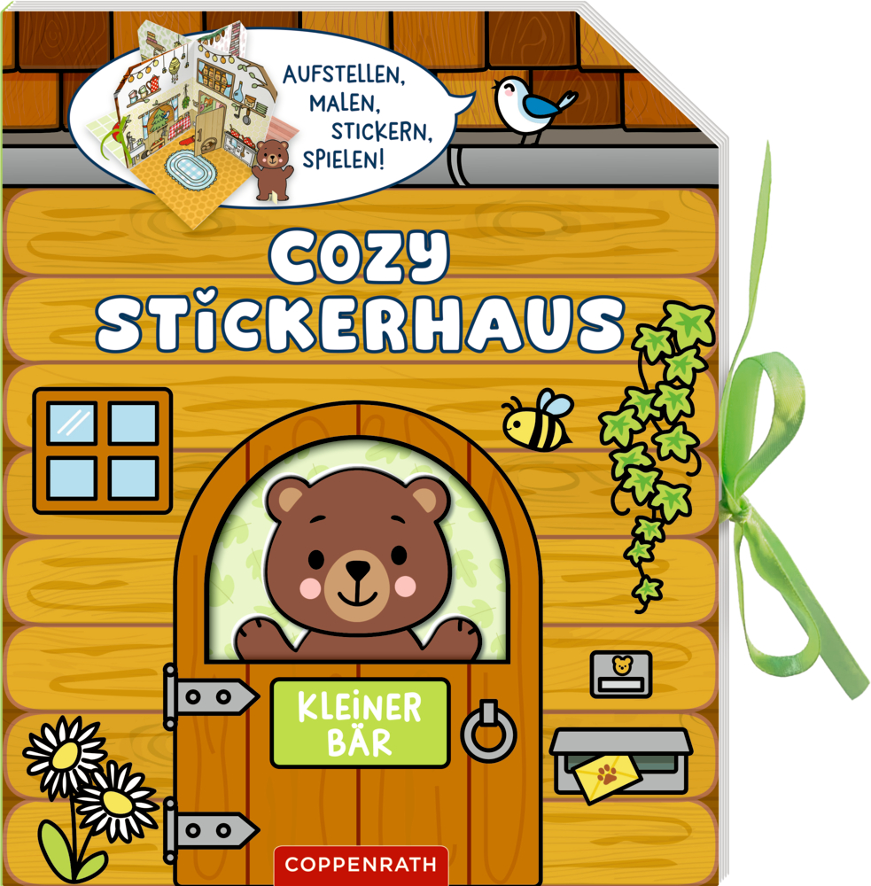 Kinderbuch in Hausform mit Illustration eines Bären an einer Holztür, Text „Cozy Stickerhaus Kleiner Bär“, grüne Schleife an der Seite.