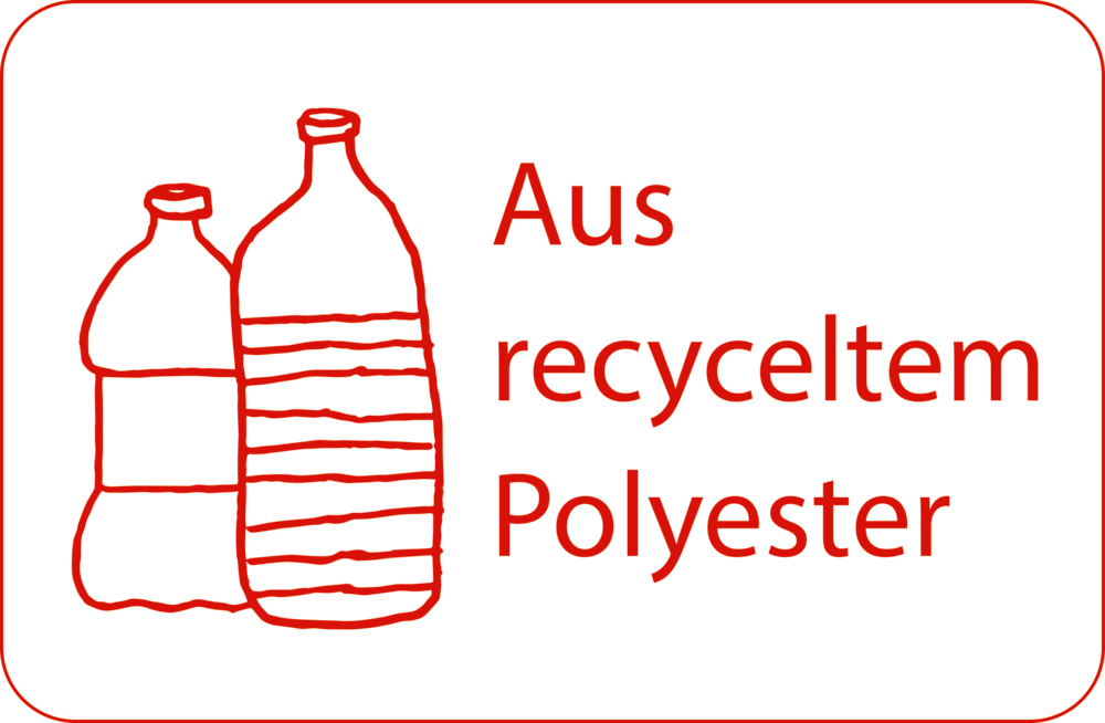 Zwei Plastikflaschen mit dem deutschen Text „Aus recyceltem Polyester“ in Rot auf weißem Hintergrund.