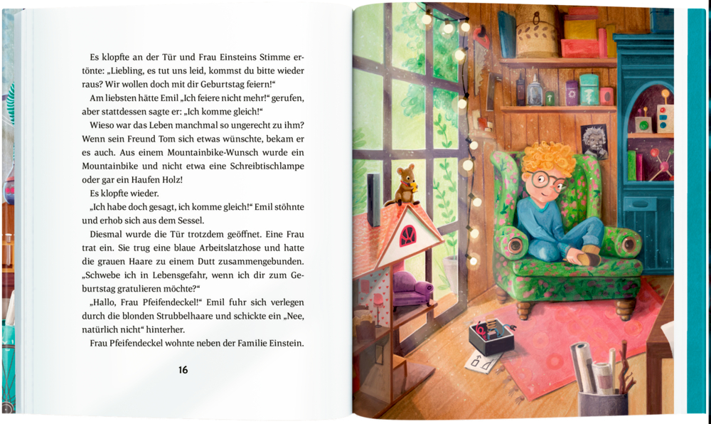 Ein lockiges Kind sitzt im Sessel am Fenster, umgeben von Büchern, Spielzeug.