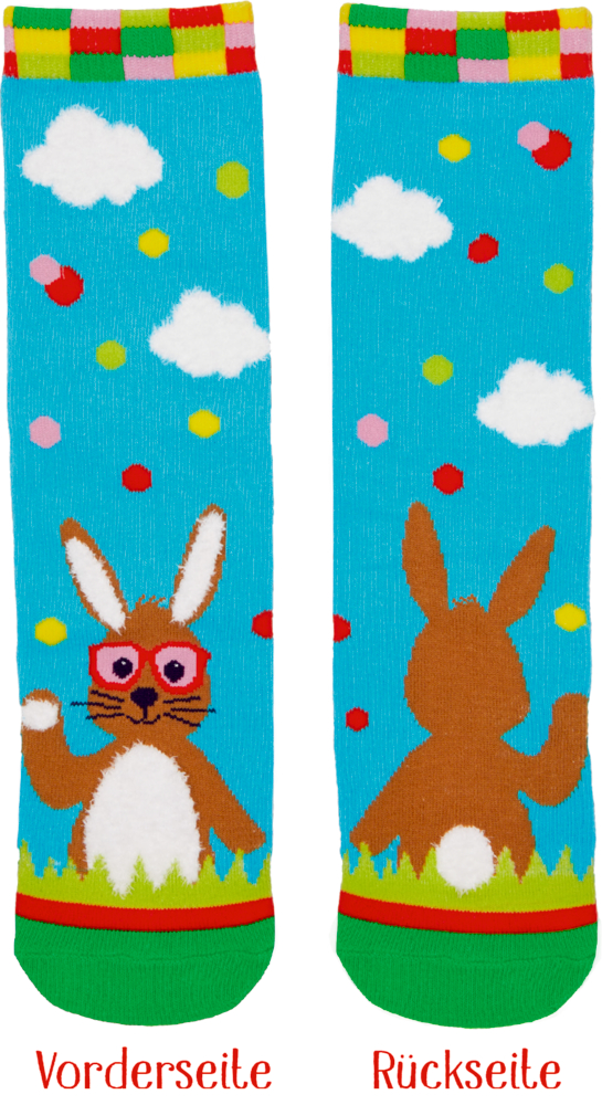 Bunte Socken mit Hase vorn und hinten, Wolken und Punkten auf blauem Hintergrund.