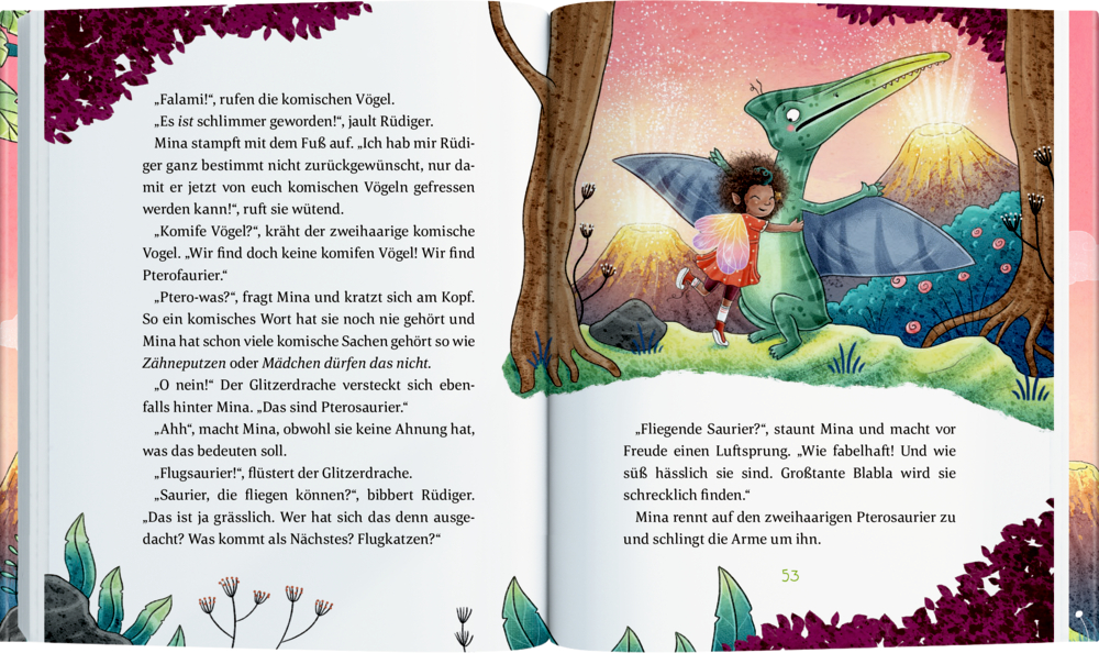 Aufgeschlagenes Kinderbuch mit einem Mädchen mit Flügeln, das einen grünen fliegenden Saurier vor einem Vulkan in einer farbenfrohen Landschaft umarmt.