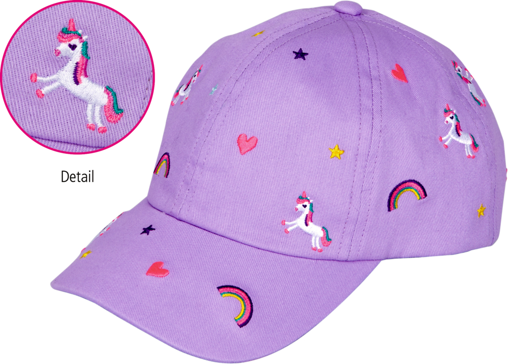 Lila Kinderkappe mit Stickereien von Einhörnern, Herzen, Sternen und Regenbögen, Detailansicht eines Einhornmotivs.