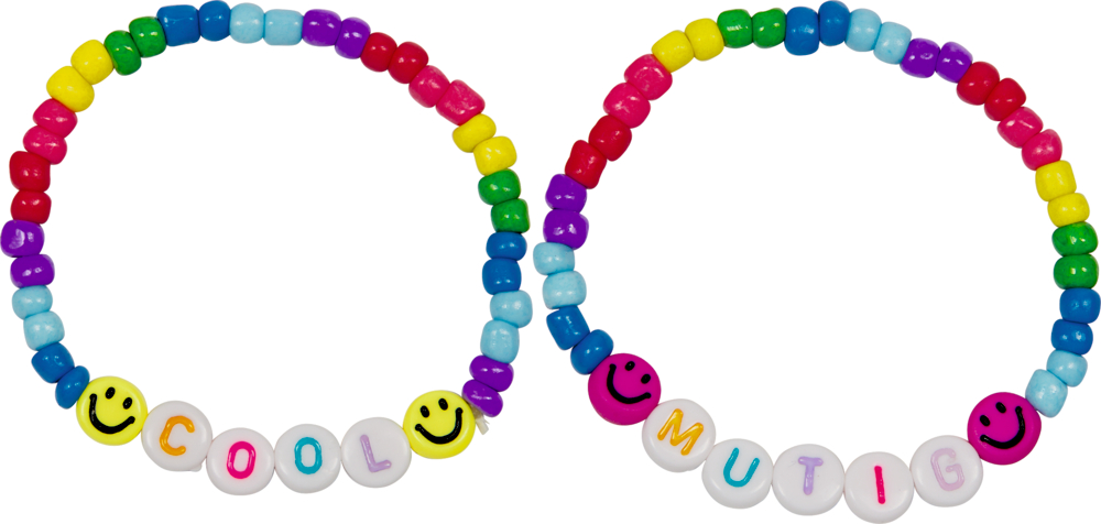 Zwei bunte Perlenarmbänder, eins mit dem Wort COOL, eins mit dem Wort MUTIG, jeweils mit zwei Smiley-Perlen.