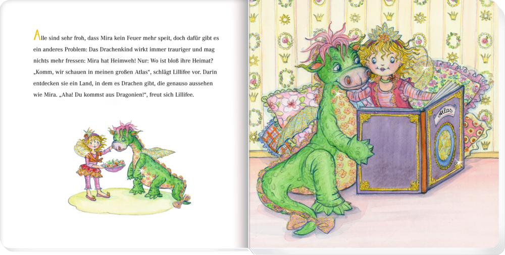 Ein grüner Drache und eine kleine Fee sitzen auf bunt verzierten Kissen und lesen gemeinsam ein Buch.