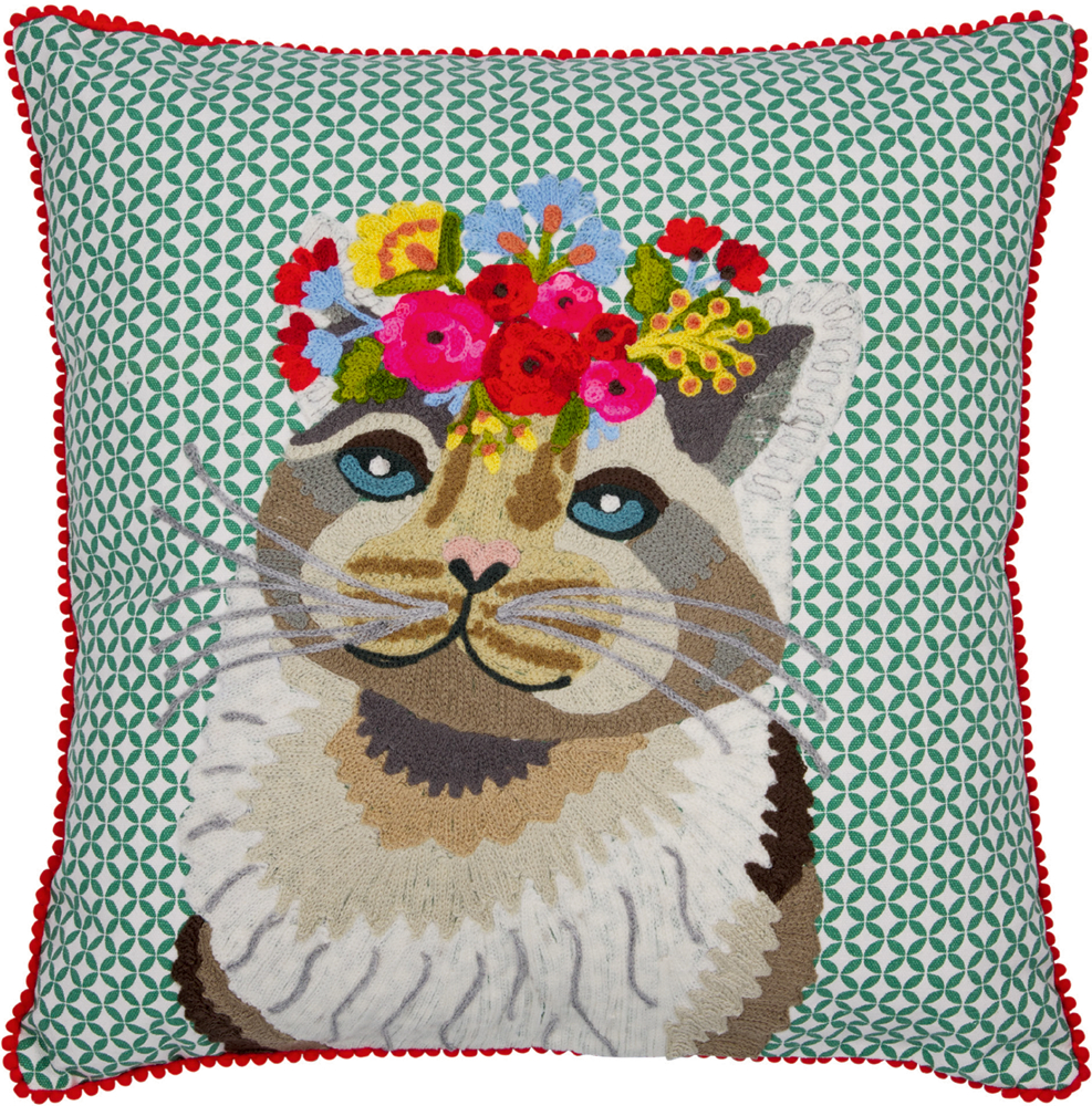 Quadratisches Kissen mit Katzenmotiv, die eine bunte Blumenkrone trägt, auf grün-weiß gemustertem Hintergrund mit roter Kante.