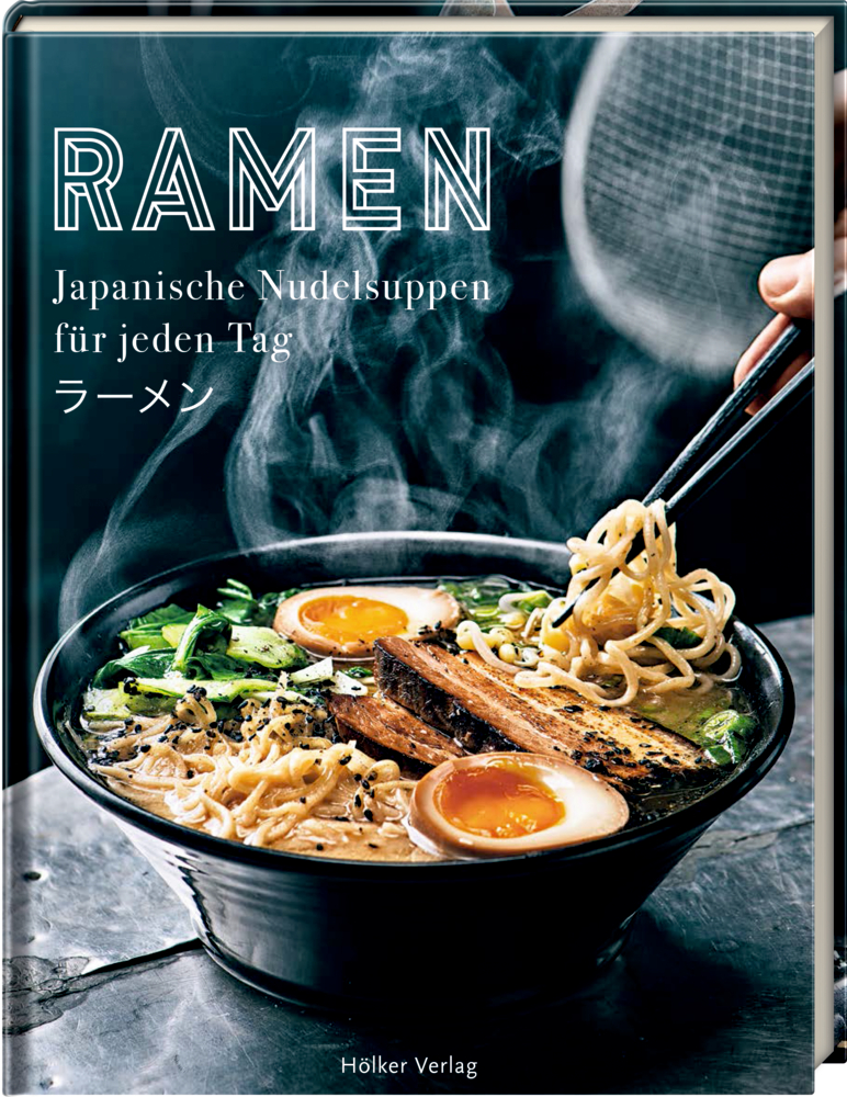 Ramen-Schüssel mit Eiern, Schweinefleisch, Gemüse; Essstäbchen heben Nudeln an; Text erscheint auf dem Buchcover.