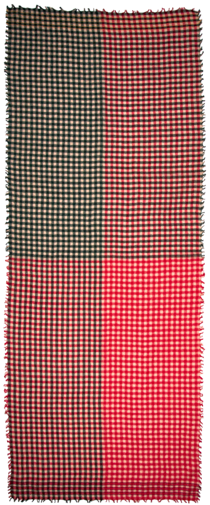 Ausgebreiteter Schal mit kleinem Karomuster in vier Feldern aus roten und schwarzen Quadraten, mit kurz gefransten Kanten.