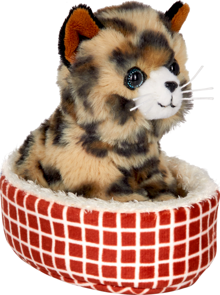 Eine getigerte Plüschkatze sitzt in einem blau-weiß karierten Haustierbett.