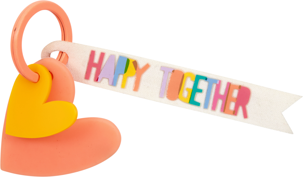 Rosa-gelber Herz-Schlüsselanhänger mit einem Bandanhänger, auf dem in bunten Buchstaben „HAPPY TOGETHER“ steht.