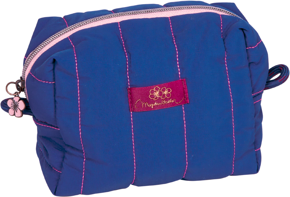 Blaue gesteppte Allzwecktasche mit pinken Nähten, Reißverschluss und kleinem Anhänger in Blütenform.