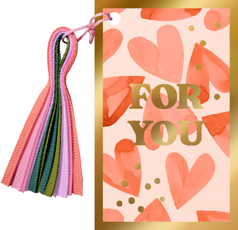 Geschenkanhänger mit goldener Aufschrift „For You“, rotem Herzmuster und farbigem Band in Rosa-, Grün- und Lilatönen.