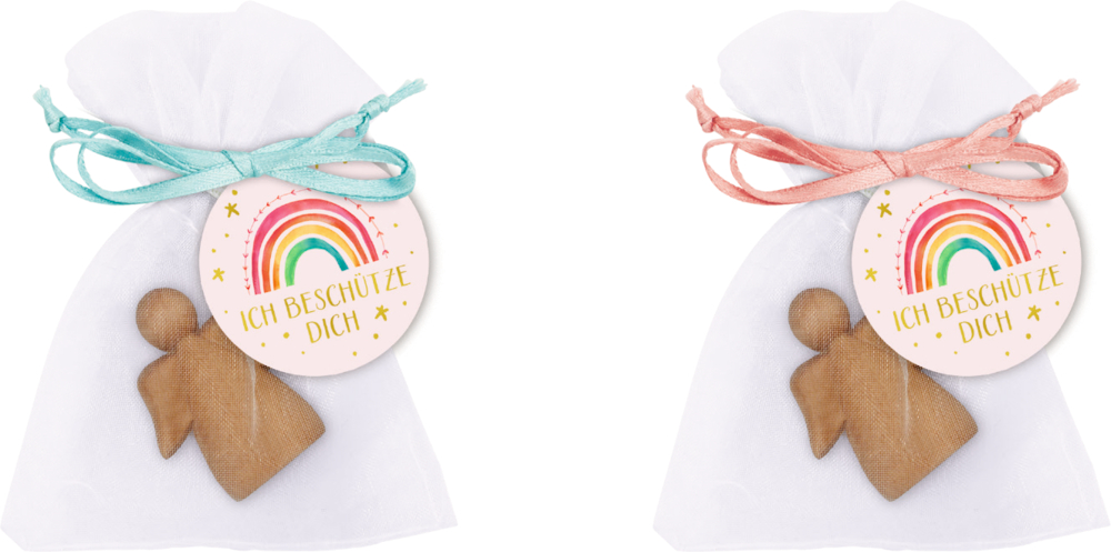 Zwei weiße Geschenkbeutelchen mit kleinen Holzfiguren, Regenbogenanhängern und Bändern; eine blau, eine rosa.