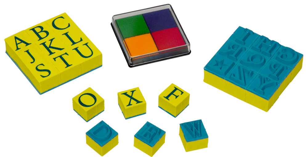Gelbe und blaue Buchstabenstempel, dazu vier Stempelkissen in Grün, Pink, Orange und Lila.