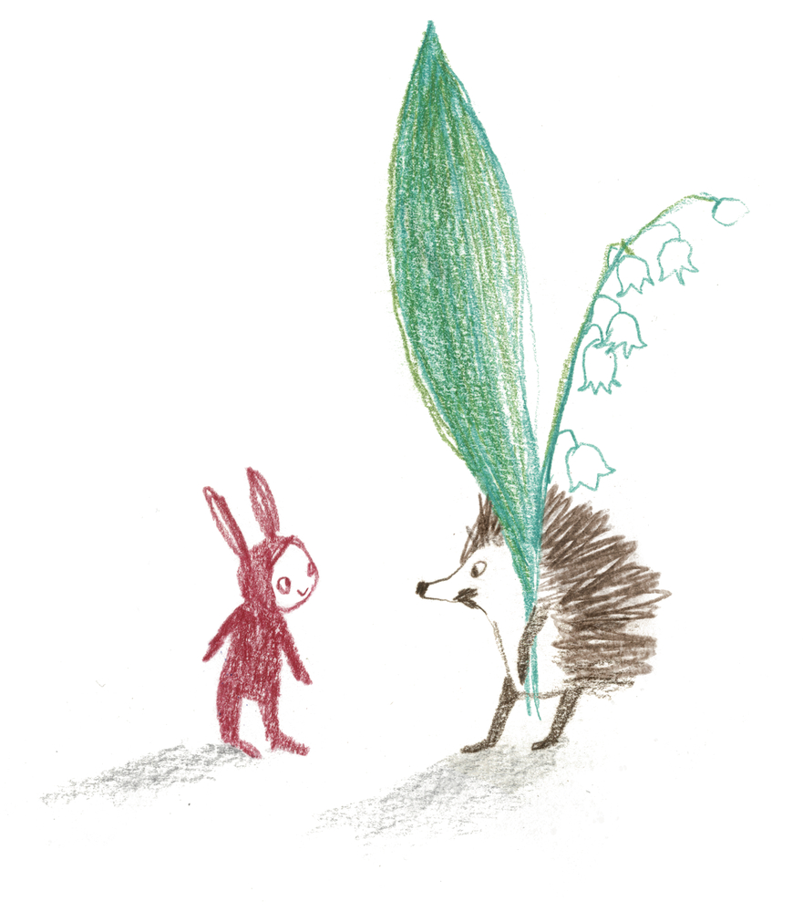 Ein roter Hase und ein Igel, die ein großes Blatt mit Blüten halten, stehen sich gegenüber.