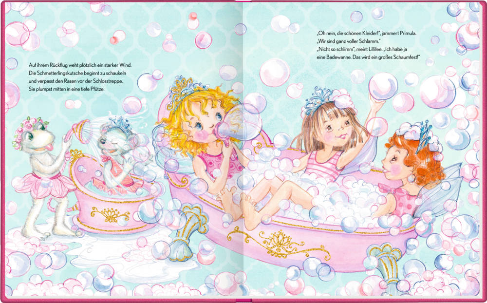 Drei Mädchen spielen in einer dekorativen Badewanne voller Seifenblasen und rosa Deko.