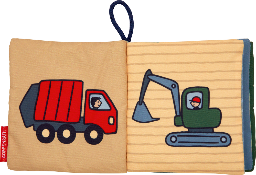 Stoffbuchseiten mit illustrierten Fahrern in einem roten Müllwagen und einem grünen Bagger.