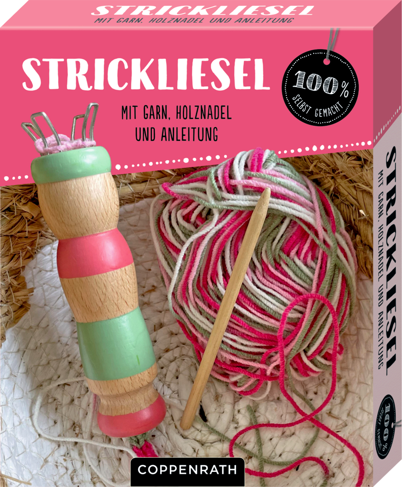 Abbildung einer Strickpuppe aus Holz mit Garn und Häkelnadel auf einer Pappschachtel.