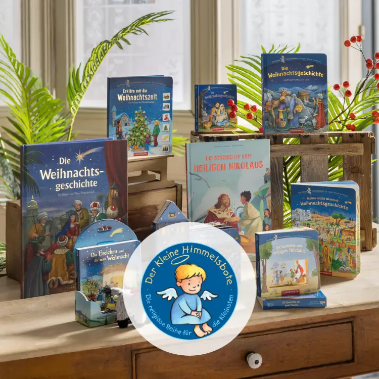 Christliche Bücher auf einem Tisch mit Etagen drapiert davor ein Markenlogo von Der kleine Himmelsbote