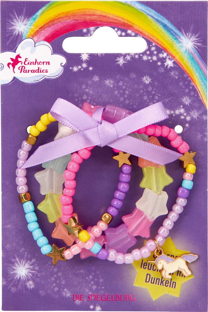 Drei bunte Perlenarmbänder mit Sternen und einem Einhorn-Anhänger, präsentiert auf einer lila Karte mit Regenbogenmotiv.