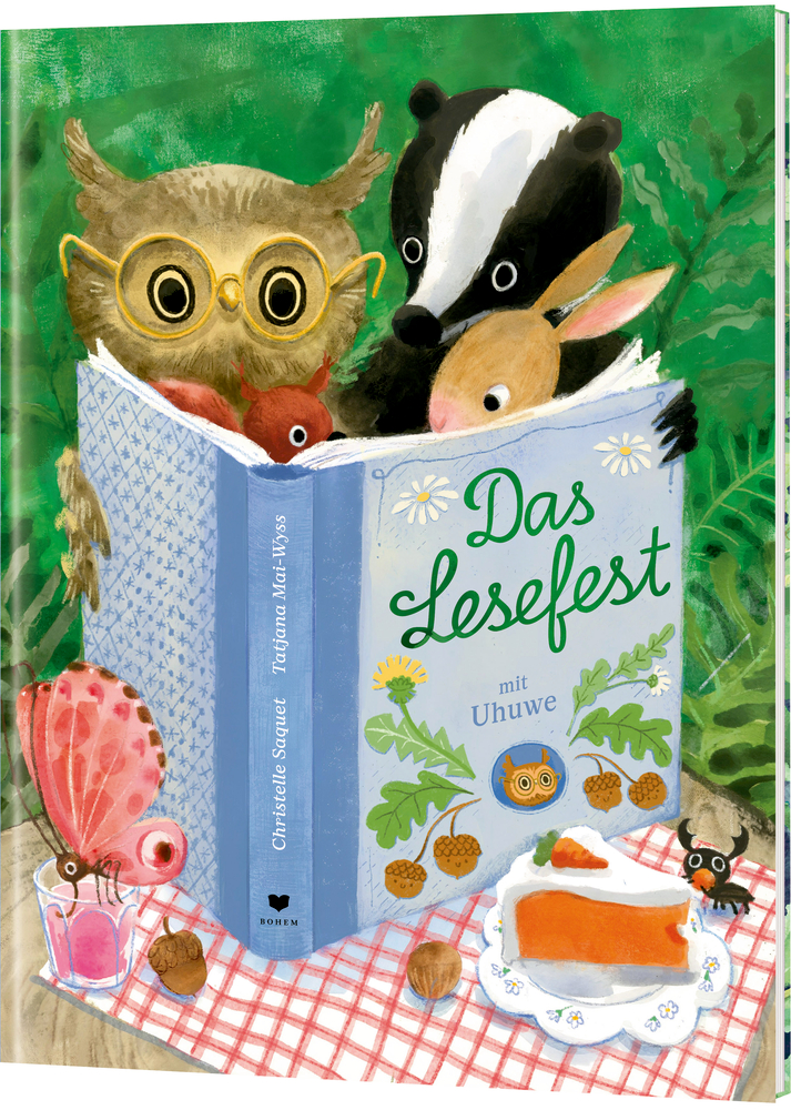 Eule, Dachs und andere Tiere schauen gemeinsam in ein Buch. Kuchen und Tee stehen daneben auf dem Tisch.