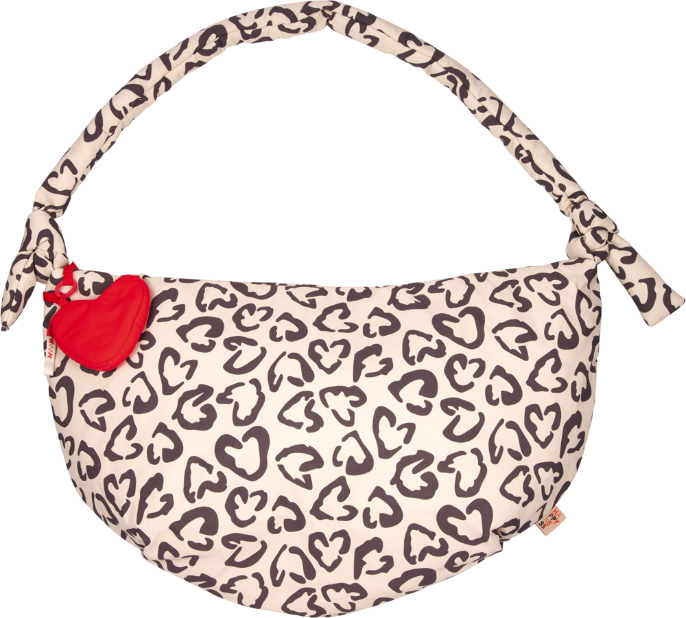 Beige Schultertasche mit dunkelgrauem Herz-/Leomuster und rotem herzförmigem Anhänger am Trageriemen.