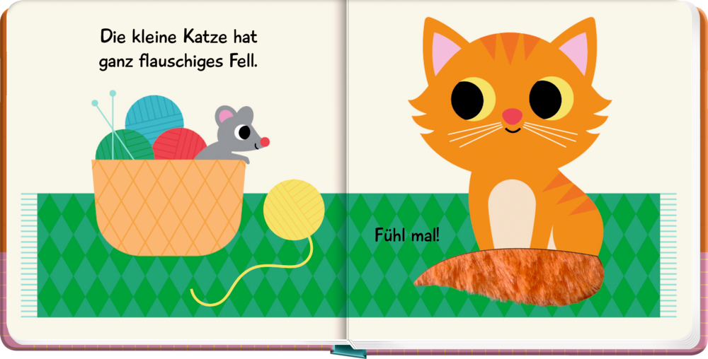 Illustration einer orangefarbenen Katze mit fühlbarem Fell, daneben ein Korb mit Wollknäueln und einer grauen Maus.