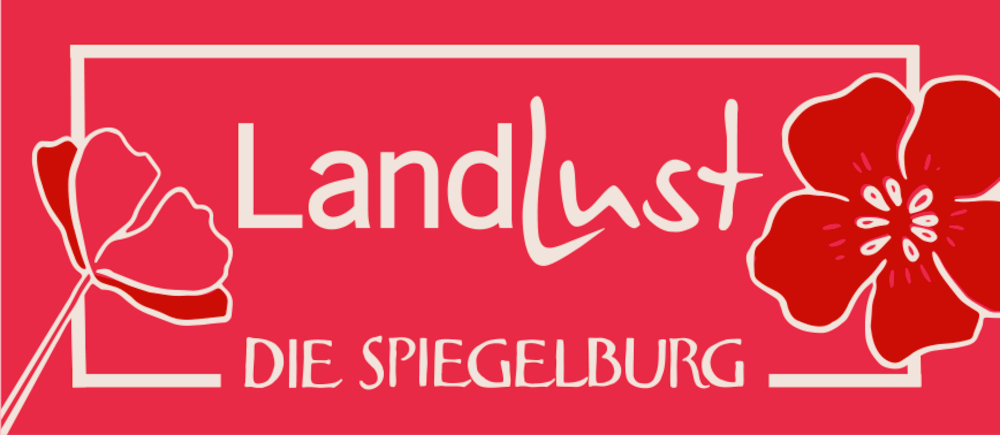 Rotes Banner mit weißem Text „Landlust Die Spiegelburg“, geschmückt mit zwei illustrierten roten Blumen.
