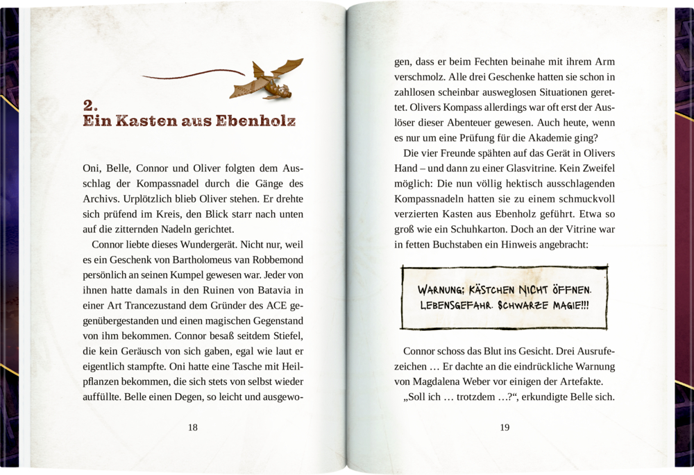 Doppelseite eines Buchs mit Kapitelüberschrift „Ein Kasten aus Ebenholz“, Textabschnitt und einer gezeichneten Notiz mit Warnhinweis.
