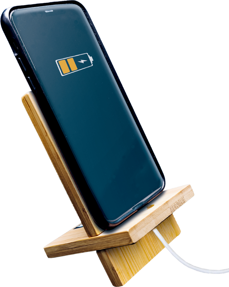 Smartphone wird auf einem Holzständer aufgeladen, auf dem Bildschirm wird ein Symbol für niedrigen Batteriestand angezeigt.