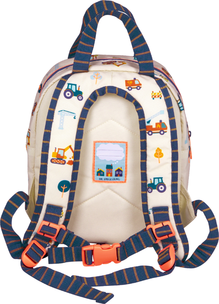 Rückseite eines cremefarbenem Kinderrucksacks mit Fahrzeugmotiven wie Traktoren und Baggern sowie blau-orangefarbenen Gurten.