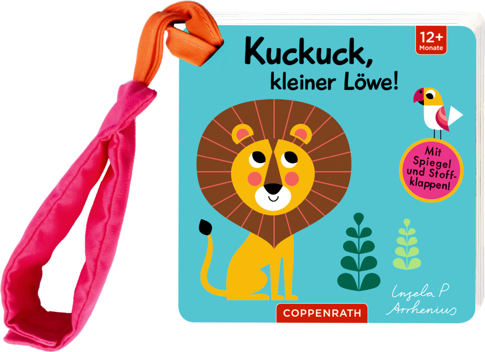 Farbenfroher Babybucheinband: Löwenillustration, rosa Buggyband aus Stoff, Titelschriftzug auf türkisfarbenem Hintergrund.