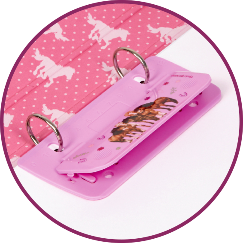 Nahaufnahme eines rosa Hefters mit Pferdemotiven in einem Ringordner.