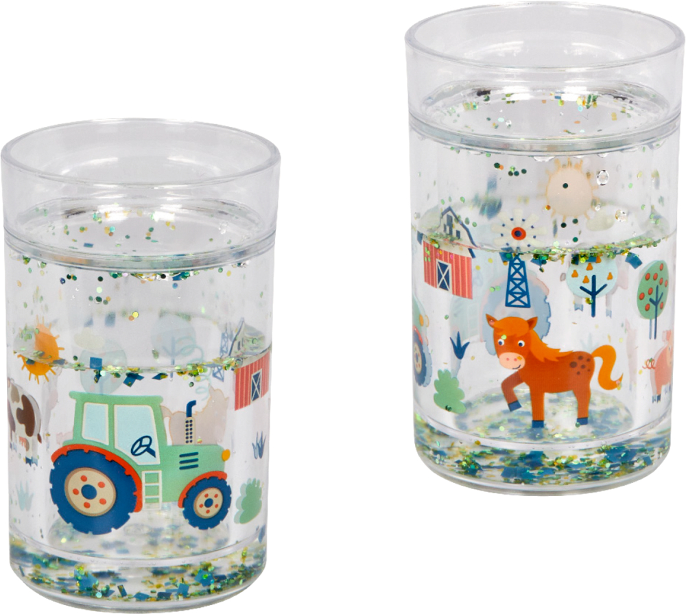 Zwei klare Becher mit Bauernhofmotiven und schwimmendem Glitzer im Inneren.