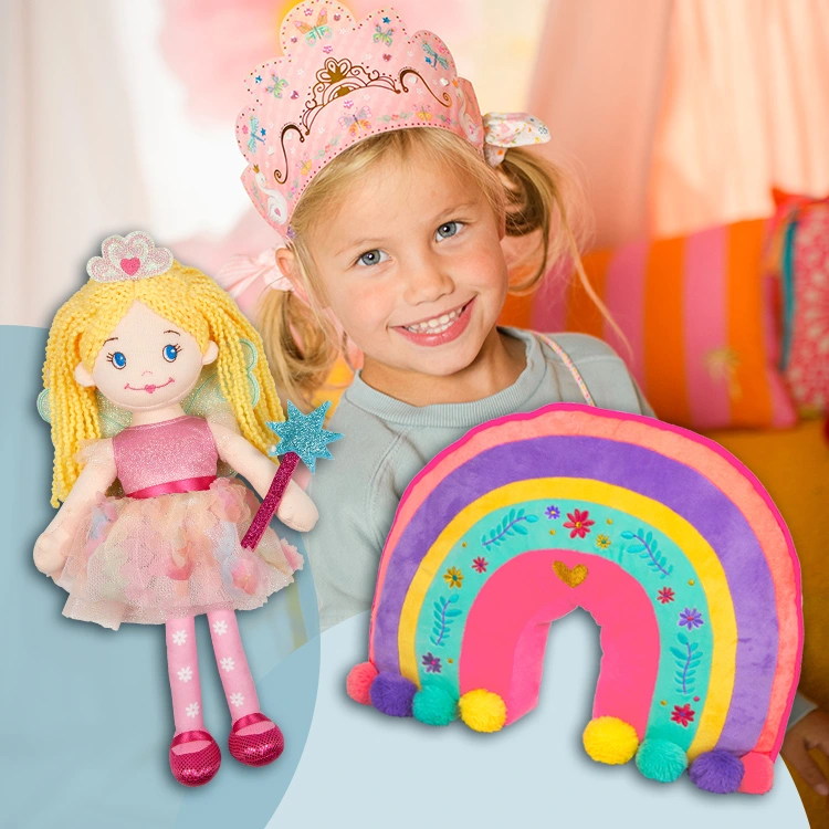 Mädchen mit rosa Pappdiadem, blonder Puppe und Regenbogenkissen.