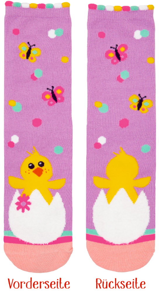 Lila Socken mit bunten Punkten, Schmetterlingen, Kükenmotiv und Beschriftung vorne und hinten.